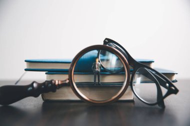 Konsept eğitim, işletme fikri bursu bulanıklığı, temel küreselleşme, öğrencilerin sermayesini kurtarmak, aylık olarak üniversitelerde öğrenme ve öğrenim görmek ve danışmanlık tasarrufu kitapların finansal afişini içerir.