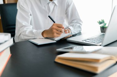 Eğitim kavramı, teknoloji ile öğrenme ve öğretme, e-öğrenme, öğretim becerileri, dijital çevrimiçi bilgi, siber uzay küresel, arka plan bulanık afiş beyazı. El bilgisayarı içeride oynuyor..