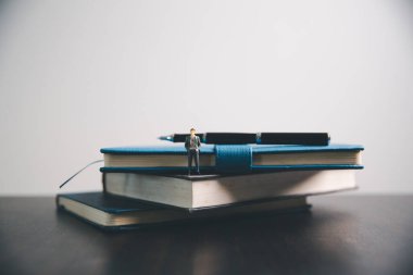 Konsept eğitim, işletme fikri bursu bulanıklığı, temel küreselleşme, öğrencilerin sermayesini kurtarmak, aylık olarak üniversitelerde öğrenme ve öğrenim görmek ve danışmanlık tasarrufu kitapların finansal afişini içerir.