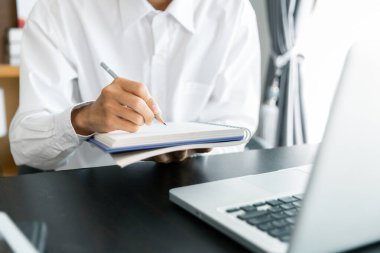 Eğitim kavramı, teknoloji ile öğrenme ve öğretme, e-öğrenme, öğretim becerileri, dijital çevrimiçi bilgi, siber uzay küresel, arka plan bulanık afiş beyazı. El bilgisayarı içeride oynuyor..