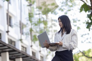 Geleceğin uzaktan kumandalı çalışması teknolojiyi birleştirir. Akıllı telefon bağlantısı çevrimiçi beyaz dijital iş kadını e-öğrenim verimliliğini sağlar. Seyahat ise modern cihazları karıştırır.