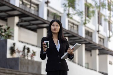 Geleceğin uzaktan kumandalı çalışması teknolojiyi birleştirir. Akıllı telefon dijital iş kadını e-öğrenim verimliliğini sağlar. Seyahat ise modern cihazları karıştırır.