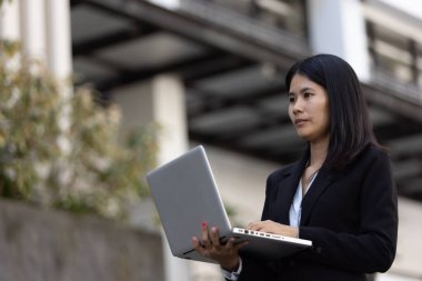Geleceğin uzaktan kumandalı çalışması teknolojiyi birleştirir. Akıllı telefon dijital iş kadını e-öğrenim verimliliğini sağlar. Seyahat ise modern cihazları karıştırır.