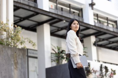 Geleceğin uzaktan kumandalı çalışması teknolojiyi birleştirir. Akıllı telefon bağlantısı çevrimiçi beyaz dijital iş kadını e-öğrenim verimliliğini sağlar. Seyahat ise modern cihazları karıştırır.