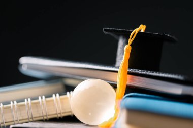 Konsept eğitim, işletme bursu temel fikir küreselleşme, havan topu öğrencileri üniversitelerde öğrenme ve öğrenim görmektir.