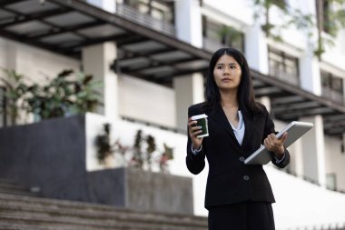 Geleceğin uzaktan kumandalı çalışması teknolojiyi birleştirir. Akıllı telefon dijital iş kadını e-öğrenim verimliliğini sağlar. Seyahat ise modern cihazları karıştırır.