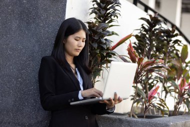 Geleceğin uzaktan kumandalı çalışması teknolojiyi birleştirir. Akıllı telefon dijital iş kadını e-öğrenim verimliliğini sağlar. Seyahat ise modern cihazları karıştırır.