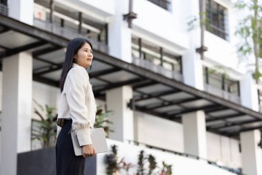 Geleceğin uzaktan kumandalı çalışması teknolojiyi birleştirir. Akıllı telefon bağlantısı çevrimiçi beyaz dijital iş kadını e-öğrenim verimliliğini sağlar. Seyahat ise modern cihazları karıştırır.