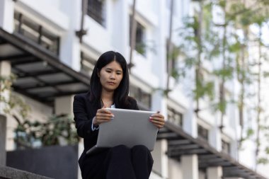 Geleceğin uzaktan kumandalı çalışması teknolojiyi birleştirir. Akıllı telefon dijital iş kadını e-öğrenim verimliliğini sağlar. Seyahat ise modern cihazları karıştırır.