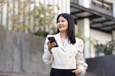 Geleceğin uzaktan kumandalı çalışması teknolojiyi birleştirir. Akıllı telefon bağlantısı çevrimiçi beyaz dijital iş kadını e-öğrenim verimliliğini sağlar. Seyahat ise modern cihazları karıştırır.