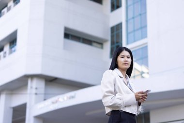 Geleceğin uzaktan kumandalı çalışması teknolojiyi birleştirir. Akıllı telefon bağlantısı çevrimiçi beyaz dijital iş kadını e-öğrenim verimliliğini sağlar. Seyahat ise modern cihazları karıştırır.