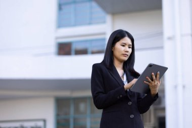 Geleceğin uzaktan kumandalı çalışması teknolojiyi birleştirir. Akıllı telefon dijital iş kadını e-öğrenim verimliliğini sağlar. Seyahat ise modern cihazları karıştırır.