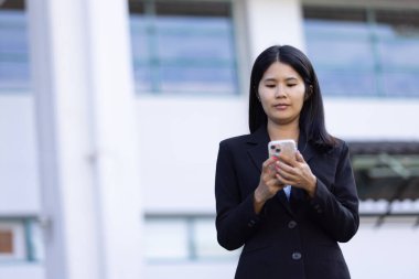 Geleceğin uzaktan kumandalı çalışması teknolojiyi birleştirir. Akıllı telefon dijital iş kadını e-öğrenim verimliliğini sağlar. Seyahat ise modern cihazları karıştırır.