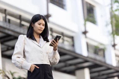 Geleceğin uzaktan kumandalı çalışması teknolojiyi birleştirir. Akıllı telefon bağlantısı çevrimiçi beyaz dijital iş kadını e-öğrenim verimliliğini sağlar. Seyahat ise modern cihazları karıştırır.
