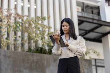 Geleceğin uzaktan kumandalı çalışması teknolojiyi birleştirir. Akıllı telefon bağlantısı çevrimiçi beyaz dijital iş kadını e-öğrenim verimliliğini sağlar. Seyahat ise modern cihazları karıştırır.