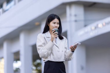 Geleceğin uzaktan kumandalı çalışması teknolojiyi birleştirir. Akıllı telefon bağlantısı çevrimiçi beyaz dijital iş kadını e-öğrenim verimliliğini sağlar. Seyahat ise modern cihazları karıştırır.