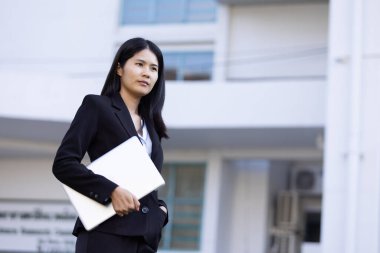 Geleceğin uzaktan kumandalı çalışması teknolojiyi birleştirir. Akıllı telefon dijital iş kadını e-öğrenim verimliliğini sağlar. Seyahat ise modern cihazları karıştırır.
