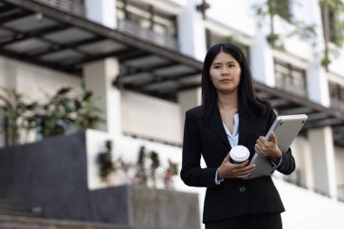 Geleceğin uzaktan kumandalı çalışması teknolojiyi birleştirir. Akıllı telefon dijital iş kadını e-öğrenim verimliliğini sağlar. Seyahat ise modern cihazları karıştırır.