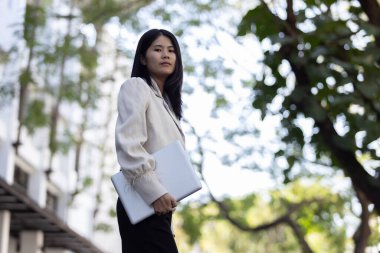 Geleceğin uzaktan kumandalı çalışması teknolojiyi birleştirir. Akıllı telefon bağlantısı çevrimiçi beyaz dijital iş kadını e-öğrenim verimliliğini sağlar. Seyahat ise modern cihazları karıştırır.