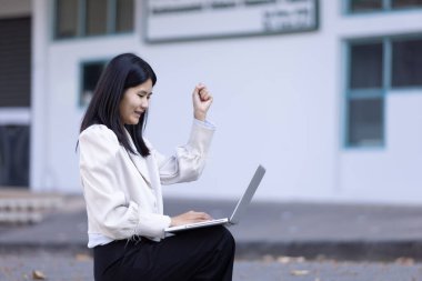 Geleceğin uzaktan kumandalı çalışması teknolojiyi birleştirir. Akıllı telefon bağlantısı çevrimiçi beyaz dijital iş kadını e-öğrenim verimliliğini sağlar. Seyahat ise modern cihazları karıştırır.