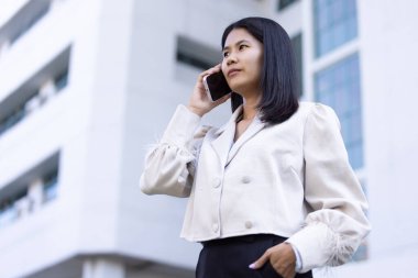 Geleceğin uzaktan kumandalı çalışması teknolojiyi birleştirir. Akıllı telefon bağlantısı çevrimiçi beyaz dijital iş kadını e-öğrenim verimliliğini sağlar. Seyahat ise modern cihazları karıştırır.