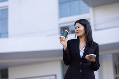 Geleceğin uzaktan kumandalı çalışması teknolojiyi birleştirir. Akıllı telefon dijital iş kadını e-öğrenim verimliliğini sağlar. Seyahat ise modern cihazları karıştırır.