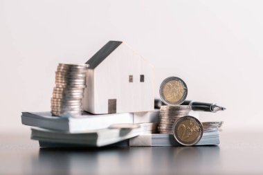 Ticari konsept stratejik mali yönetim para tasarrufu bankanın emlak tasarrufu ekonomik kredi geliştirme büyüme muhasebe satın alma yatırım yatırım ekonomisi teşvik eder