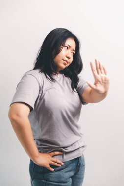 Asyalı kız hoşnutsuzluğunu ifade eder, insan olumsuz duygularını ifade eder, müşteri memnuniyetini sağlayan konsept iş şikayeti zihinsel geribildirim engeller müşteri hoşnutsuzluğunu.