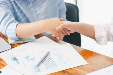 İnsanlar analiz planlarını geliştirmek için dizüstü bilgisayar, hesap makinesi, borsa çizelgesi kullanarak buluşuyorlar. Ekip proje üzerinde çalışıyor. Analiz işi beyin fırtınası şirket zekası kavramı.