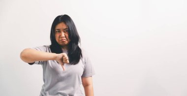 Asyalı kız hoşnutsuzluğunu ifade eder, insan olumsuz duygularını ifade eder, müşteri memnuniyetini sağlayan konsept iş şikayeti zihinsel geribildirim engeller müşteri hoşnutsuzluğunu.