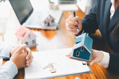Emlakçının müşteriye örnek vermesi, ipotek kredisi sözleşmesi. Kiralık ev satışı sözleşmesi. Ev sigortası sözleşmesi, ev kredisi konsepti. Gayrimenkul, müşteri