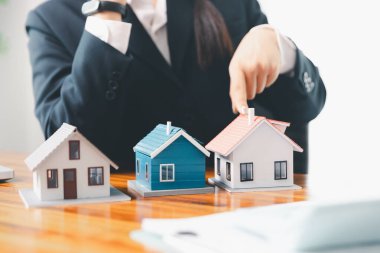 Emlak acenteleri müşterilere detaylı açıklama yapmak için projeyle ilgili teklifte bulundular. Ev ve ipotek alımları hakkında bilgi verin. Gayrimenkul ticareti. Gayrimenkul ticareti, alım-satımı