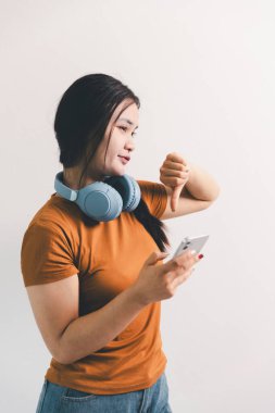 Asyalı kız hoşnutsuzluğunu ifade eder, insan olumsuz duygularını ifade eder, müşteri memnuniyetini sağlayan konsept iş şikayeti zihinsel geribildirim engeller müşteri hoşnutsuzluğunu.