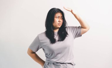 Asyalı kız hoşnutsuzluğunu ifade eder, insan olumsuz duygularını ifade eder, müşteri memnuniyetini sağlayan konsept iş şikayeti zihinsel geribildirim engeller müşteri hoşnutsuzluğunu.