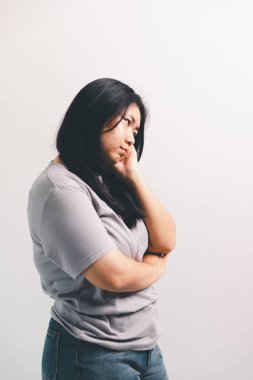 Asyalı kız hoşnutsuzluğunu ifade eder, insan olumsuz duygularını ifade eder, müşteri memnuniyetini sağlayan konsept iş şikayeti zihinsel geribildirim engeller müşteri hoşnutsuzluğunu.
