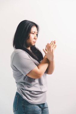 Asyalı kız hoşnutsuzluğunu ifade eder, insan olumsuz duygularını ifade eder, müşteri memnuniyetini sağlayan konsept iş şikayeti zihinsel geribildirim engeller müşteri hoşnutsuzluğunu.