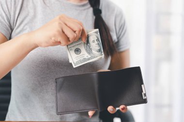 İş, finans ve istihdam, girişimci ve para kavramı. Başarılı genç Asyalı ofis müdürü, para kazanan iş kadını, dolarları elinde tutmaktan memnun.