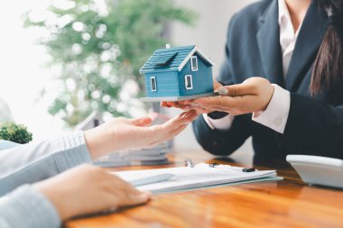 Emlakçının müşteriye örnek vermesi, ipotek kredisi sözleşmesi. Kiralık ev satışı sözleşmesi. Ev sigortası sözleşmesi, ev kredisi konsepti. Gayrimenkul, müşteri