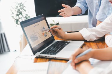 Ofisteki finans sektörü ekibi, finans uzmanı şirket ofisindeki iş raporu grafiğini ve finans şemasını analiz ediyor. Finans ekonomisi, bankacılık sektörü ve borsa araştırmaları kavramı.