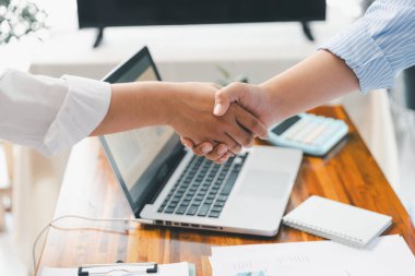İnsanlar analiz planlarını geliştirmek için dizüstü bilgisayar, hesap makinesi, borsa çizelgesi kullanarak buluşuyorlar. Ekip proje üzerinde çalışıyor. Analiz işi beyin fırtınası şirket zekası kavramı.