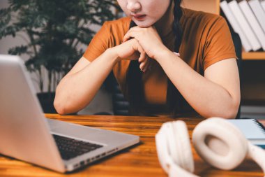 Uzak bir toplantıyla Asyalı ev okulu öğrencisi okul öğretmeninden sanal internet dersini öğreniyor. Kadın kulaklıkla matematik öğretiyor. Eğitim konsepti. Okulda bilgisayar eğitimi alan bir öğrenci.