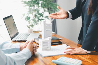 Ev kredisi memuru, ev kredisi emlak ya da gayrimenkul için hesap makinesi kullanıyor. Kredi hesap makinesi için önemli olan gayrimenkul arayışı, finans sigortası tavsiyesi işletme için akıllıca finansal kararlar sağlamaktır.