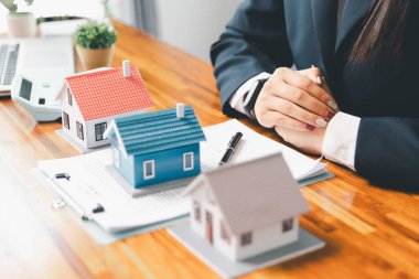 Emlak acenteleri müşterilere detaylı açıklama yapmak için projeyle ilgili teklifte bulundular. Ev ve ipotek alımları hakkında bilgi verin. Gayrimenkul ticareti. Gayrimenkul ticareti, alım-satımı