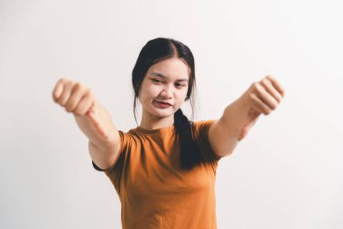 Asyalı kız hoşnutsuzluğunu ifade eder, insan olumsuz duygularını ifade eder, müşteri memnuniyetini sağlayan konsept iş şikayeti zihinsel geribildirim engeller müşteri hoşnutsuzluğunu.