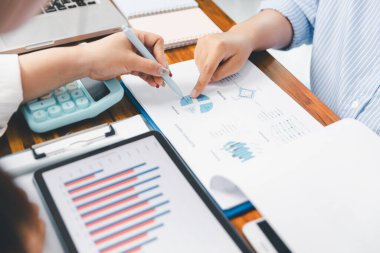 İş adamlarıyla takım çalışması toplantı odasındaki masabaşı analizi grafiğine mal oldu. Ortaklık analizi şirketinin mali bütçe raporu, maliyet çalışma ilerleme planı, iş ekibi analiz grafik verisi