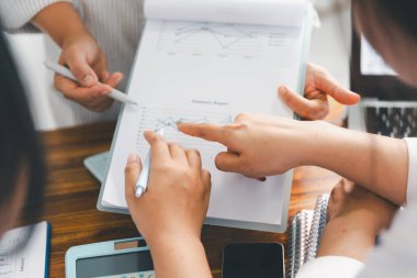 Takım çalışması toplantısı, ofis işyerindeki iş adamları. İşbirliği, teknoloji ve işçi, dokunmatik ekran planlama satışları, araştırma veya finansal strateji, sohbet için personel,