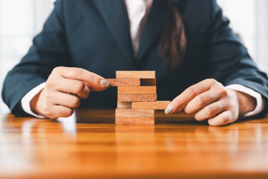 Ticari risk kontrol kavramı, iş kadını ahşap bloğu korur iş alternatifi için risk ve stratejiye düşer ve engeller. Yatırım sigortası.