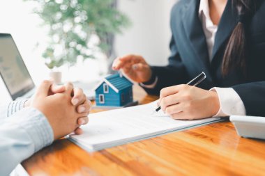 Emlakçının müşteriye örnek vermesi, ipotek kredisi sözleşmesi. Kiralık ev satışı sözleşmesi. Ev sigortası sözleşmesi, ev kredisi konsepti. Gayrimenkul, müşteri
