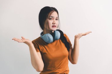 Asyalı kız hoşnutsuzluğunu ifade eder, insan olumsuz duygularını ifade eder, müşteri memnuniyetini sağlayan konsept iş şikayeti zihinsel geribildirim engeller müşteri hoşnutsuzluğunu.