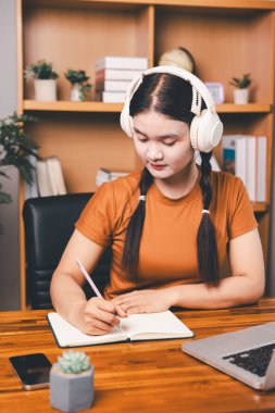 Uzak bir toplantıyla Asyalı ev okulu öğrencisi okul öğretmeninden sanal internet dersini öğreniyor. Kadın kulaklıkla matematik öğretiyor. Eğitim konsepti. Okulda bilgisayar eğitimi alan bir öğrenci.